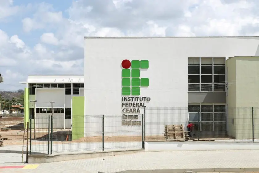 Fachada do IFCE de Itapipoca, prédio quadrado branco com o logo da instituição na cor verde.