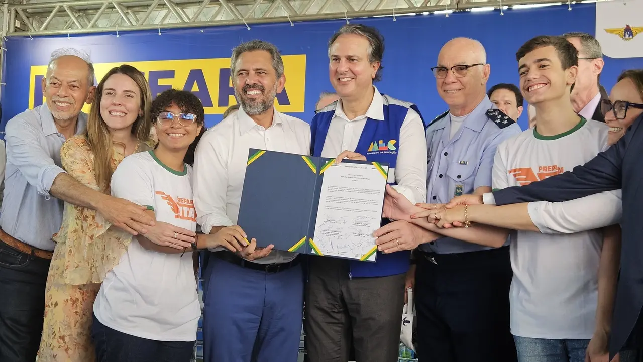 Na foto: Inácio Arruda, Jade Romero, estudante do Prepara ITA, Elmano de Freitas, Camilo Santana, tenente-brigadeiro do Ar Marcelo Damasceno e outro aluno do Prepara ITA