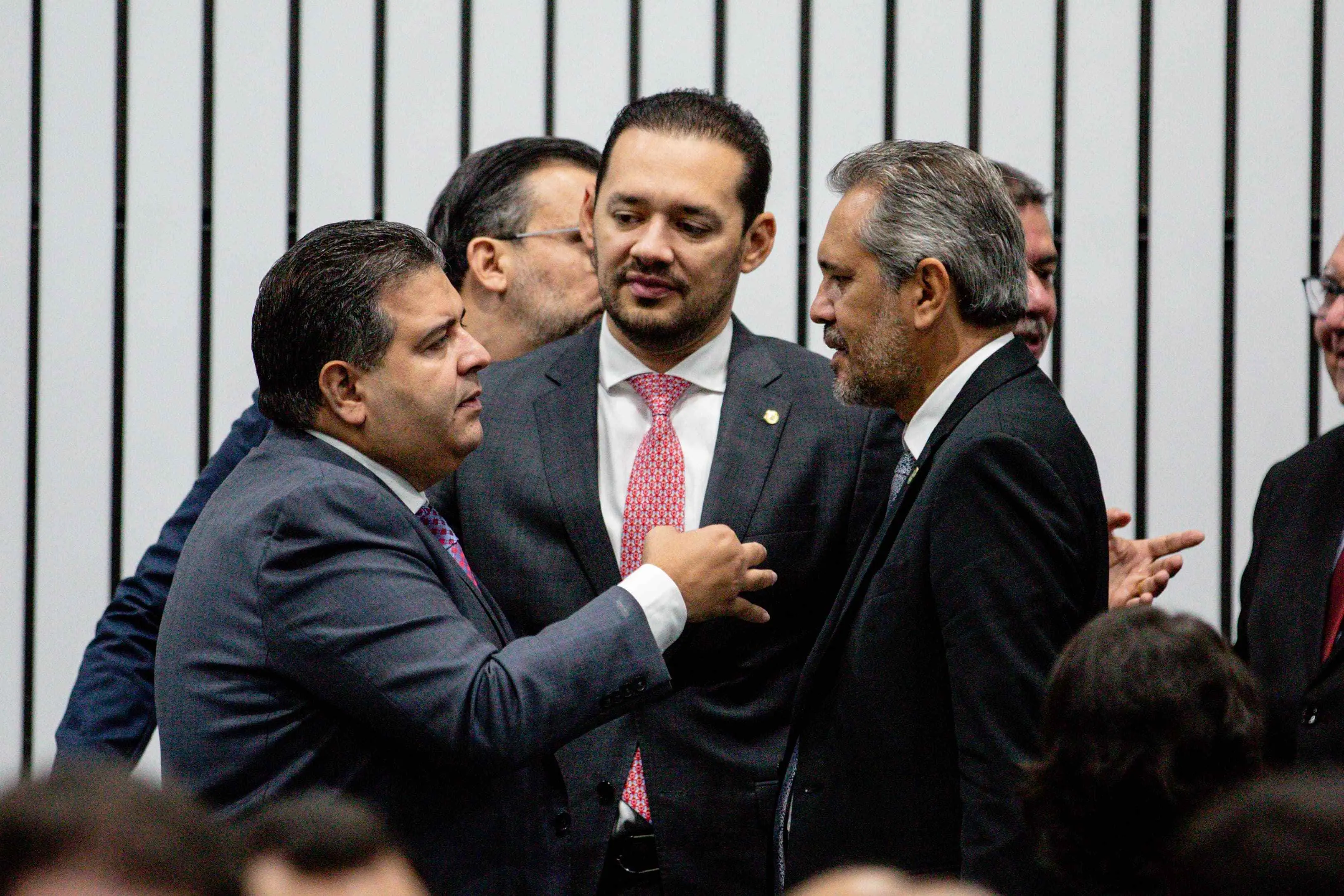 Felipe Mota conversa com Elmano de Freitas durante a posse da nova Mesa Diretora da Alece
