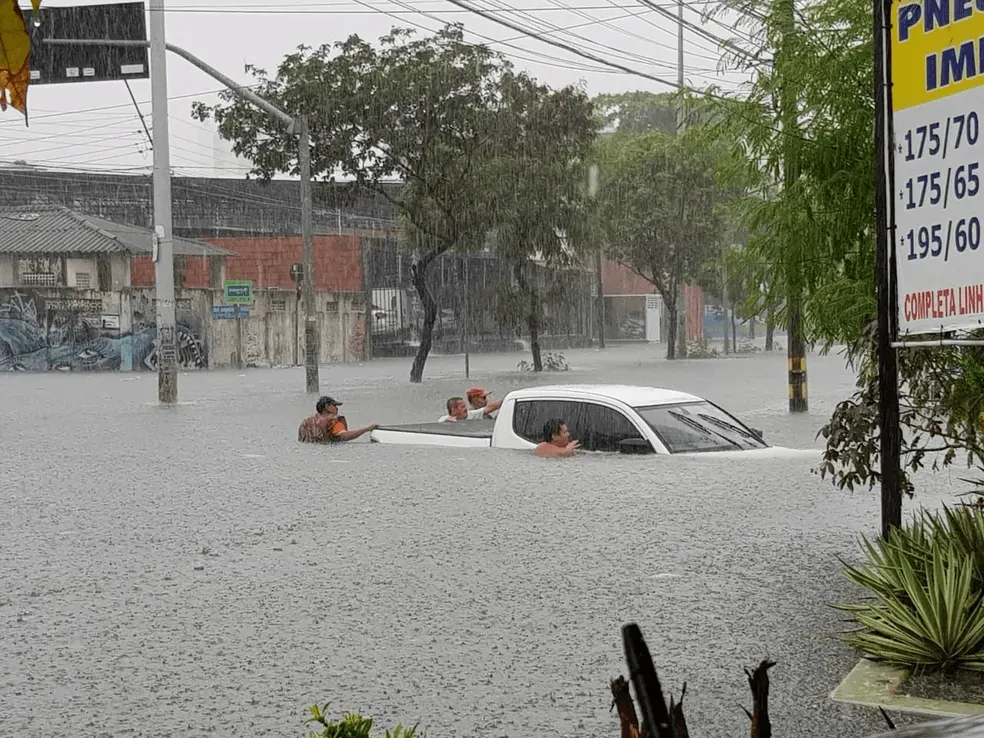 A avenida Heráclito Graça é um dos principais pontos de alagamento de Fortaleza durante a quadra chuvosa.