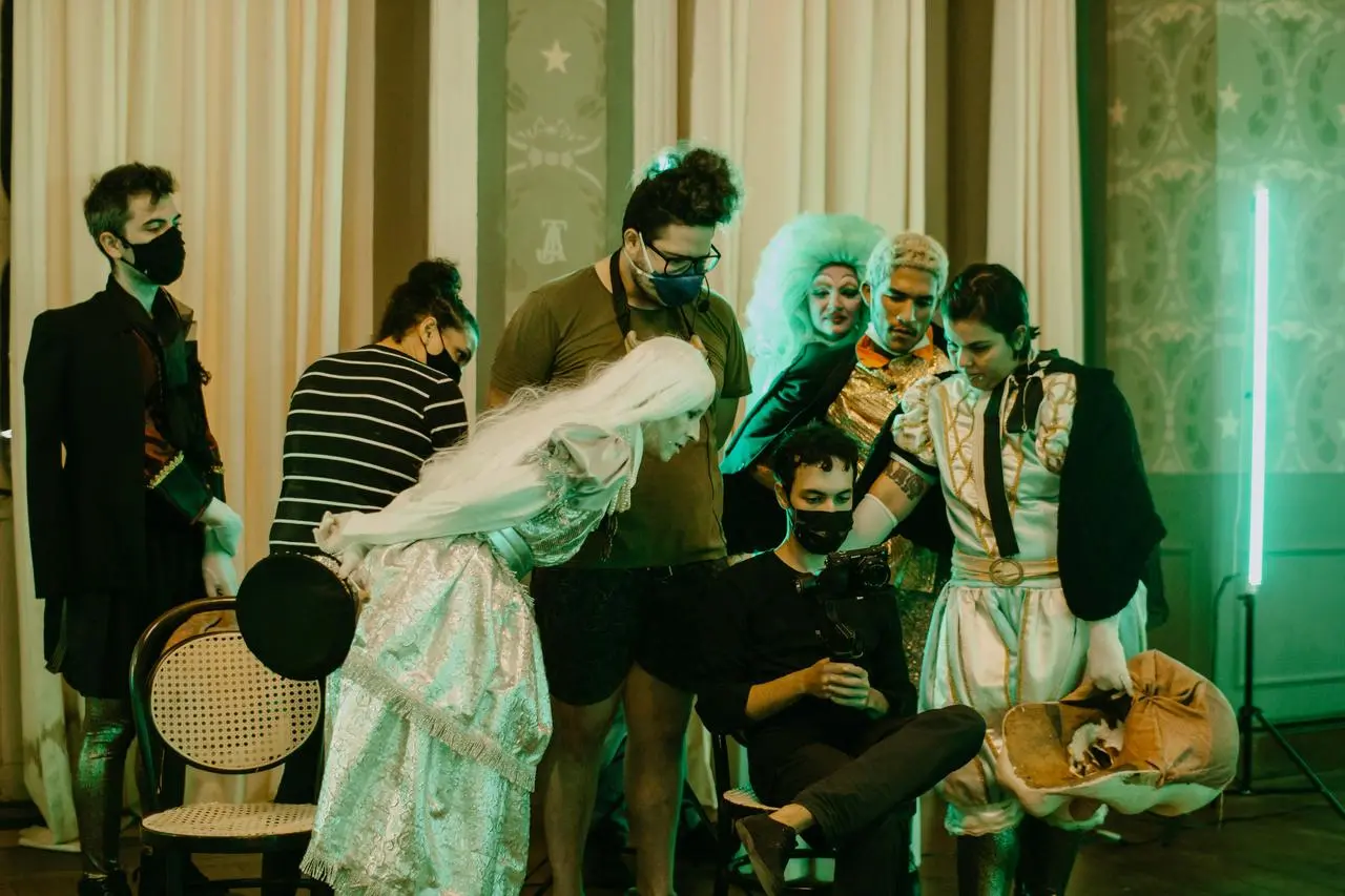 Produção se vale de elementos de diversas linguagens, indo além do teatro e do cinema