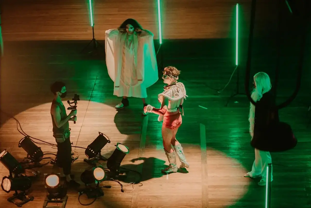 Aposta em 'cenas' longas cria uma estruturação que emula um plano-sequência no longa