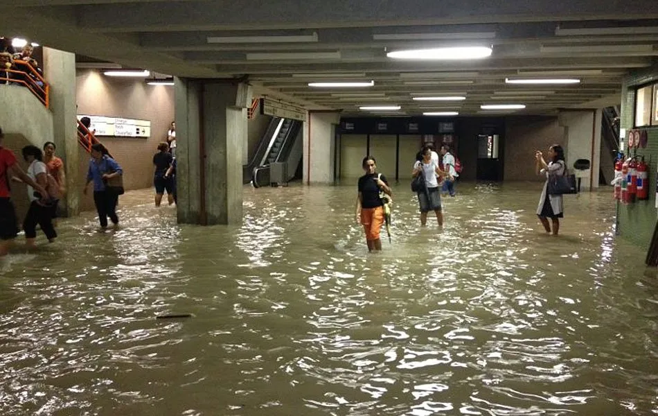 A Linha Centro do Metrô do Recife ficou inoperante desde as 9h20 devido a alagamentos.