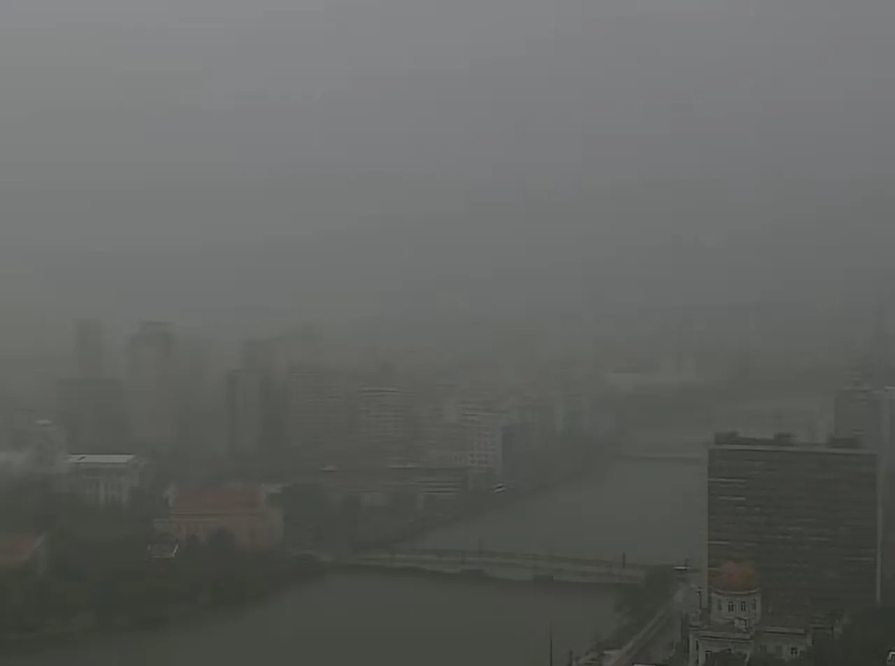 A forte chuva que atinge o Grande Recife nesta quarta-feira (5) causou transtornos em várias cidades.