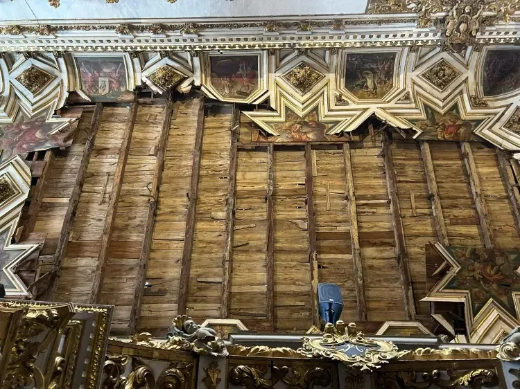 Imagens mostram como ficou o teto da igreja após o desabamento