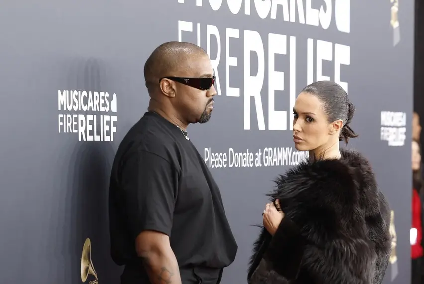 O rapper Kanye West e a modelo Bianca Censori durante a aparição do casal no Grammy deste ano. Por baixo do casaco, modelo estava nua