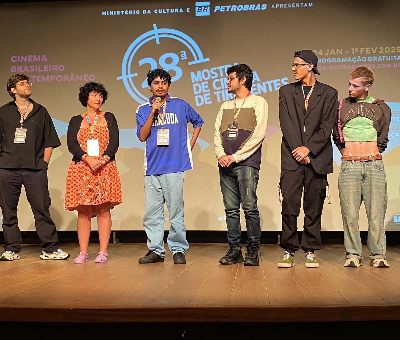 Filmes foram apresentados em três sessões no evento mineiro; na foto, os cearenses Nick Sanches (de azul, com microfone) e Matheus Monteiro (à direita)