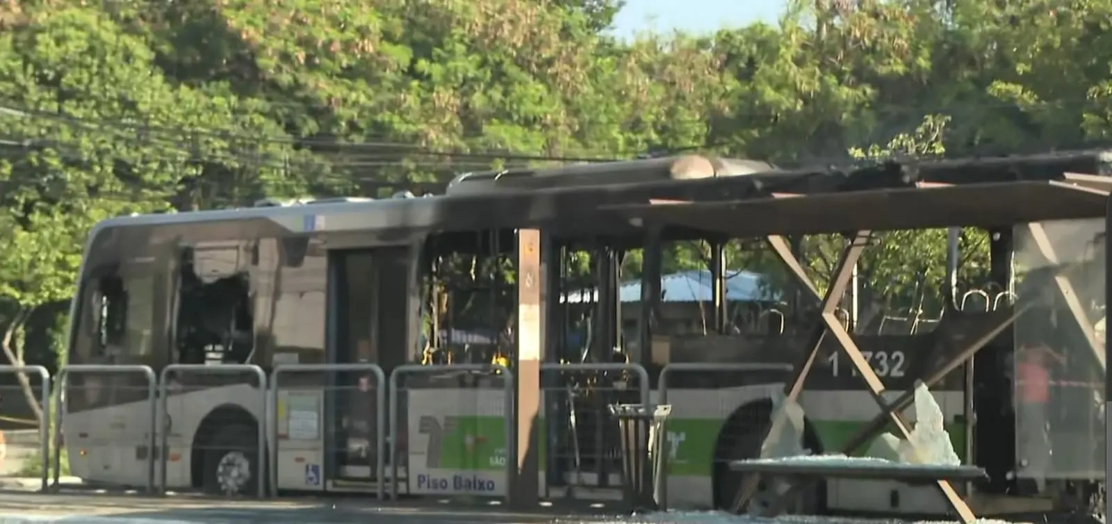 Ônibus atingido na queda da aeronave