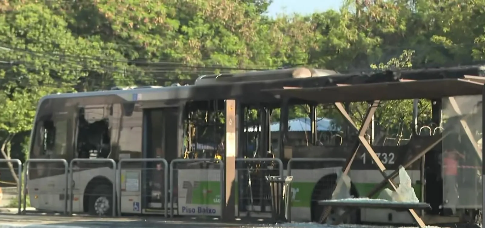 Ônibus atingido por aeronave pegou fogo
