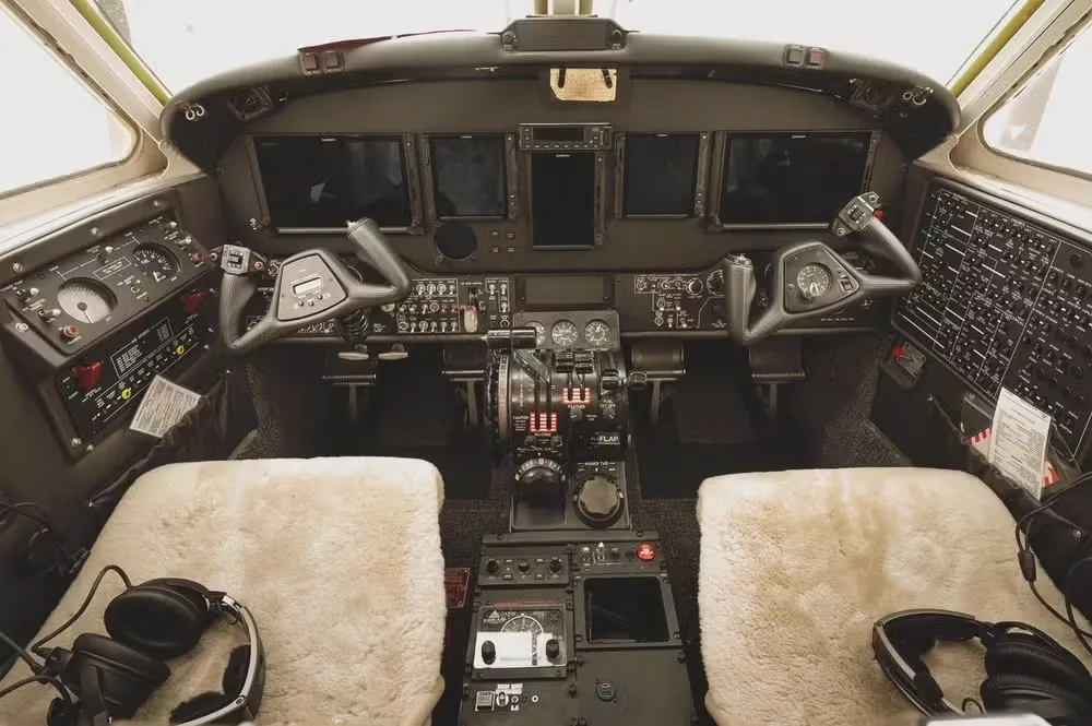 Cabine do avião King Air F90
