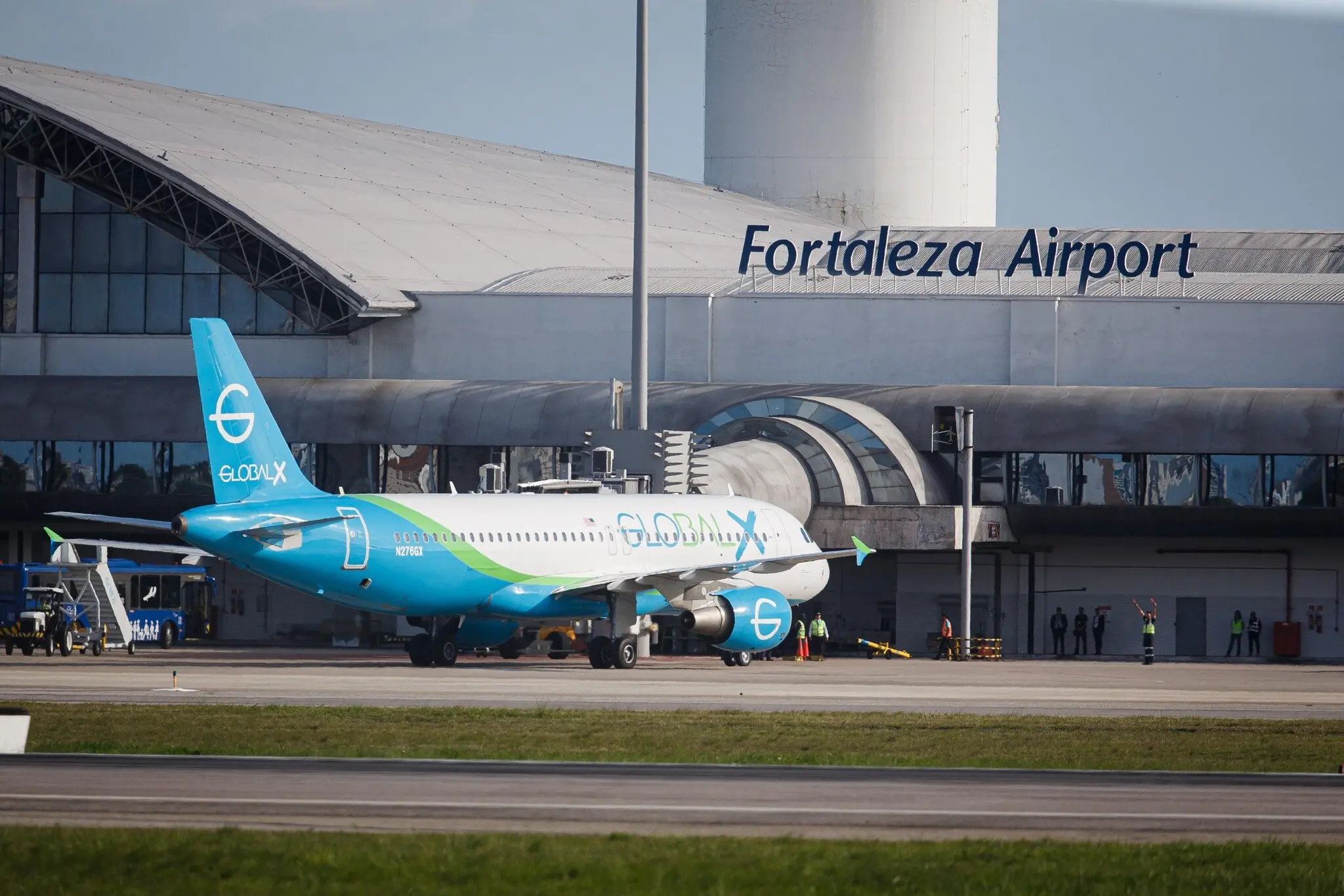 Avião que chegou com deportados dos EUA pousa no Aeroporto de Fortaleza