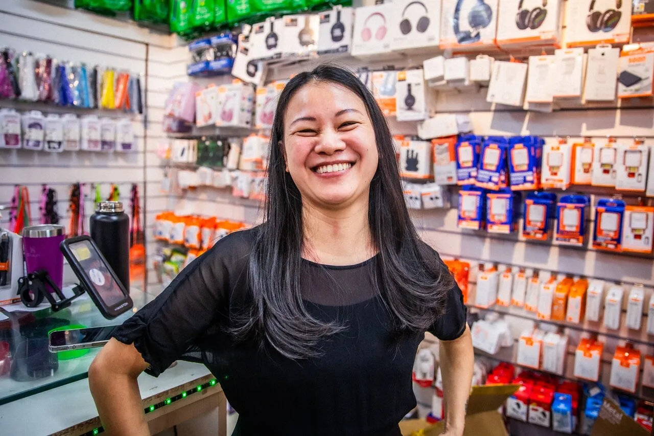 Viviane recebe mercadoria da China e vende em loja no Centro de Fortaleza