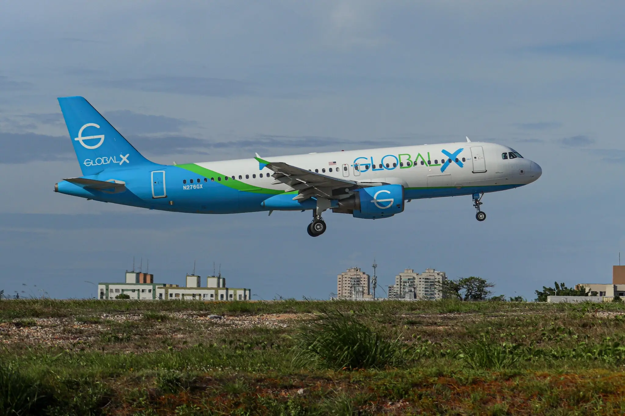 Imagem de avião que veio dos EUA com brasileiros deportados chegando em Fortaleza