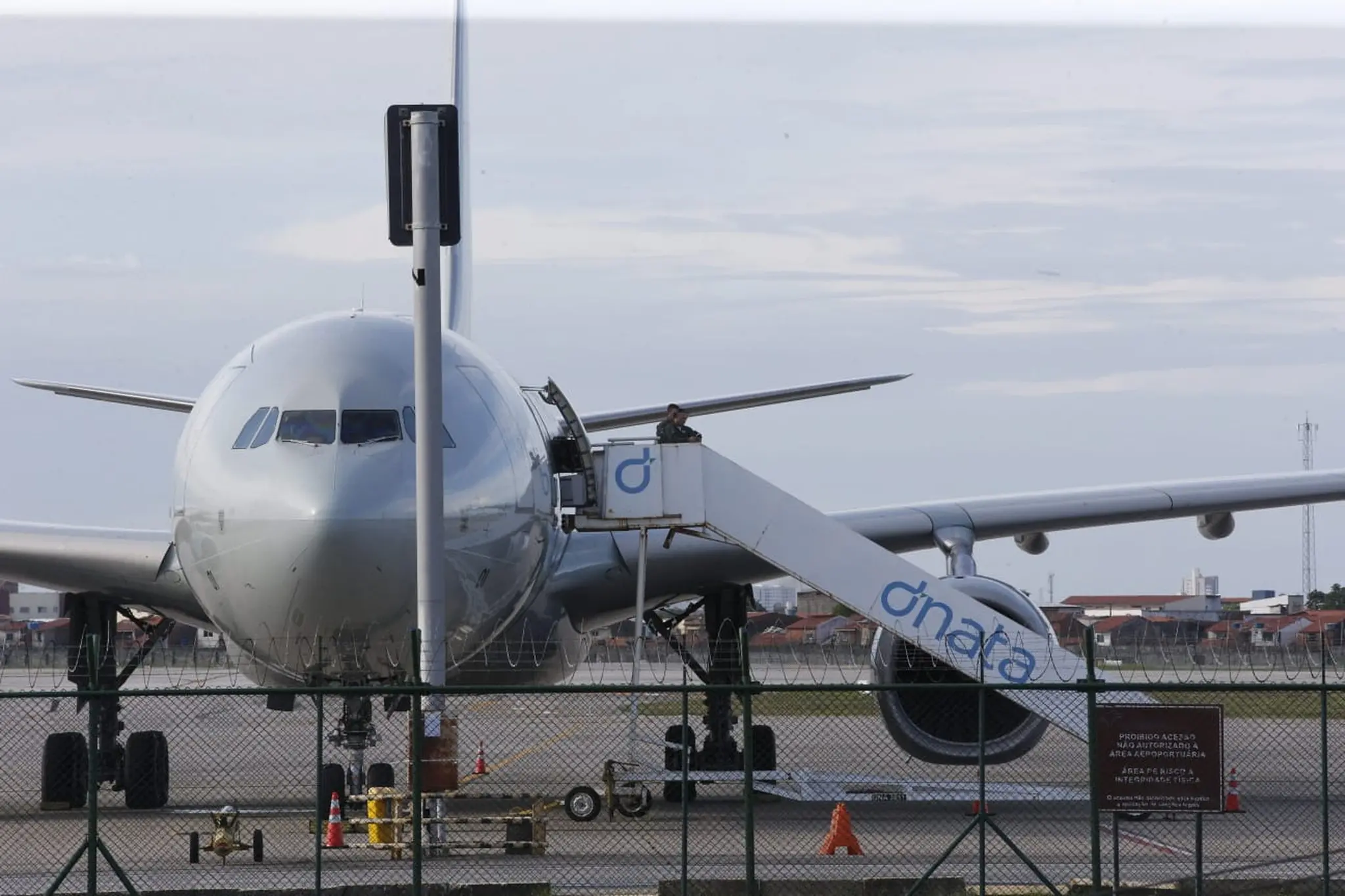 Avião da FAB visto de frente