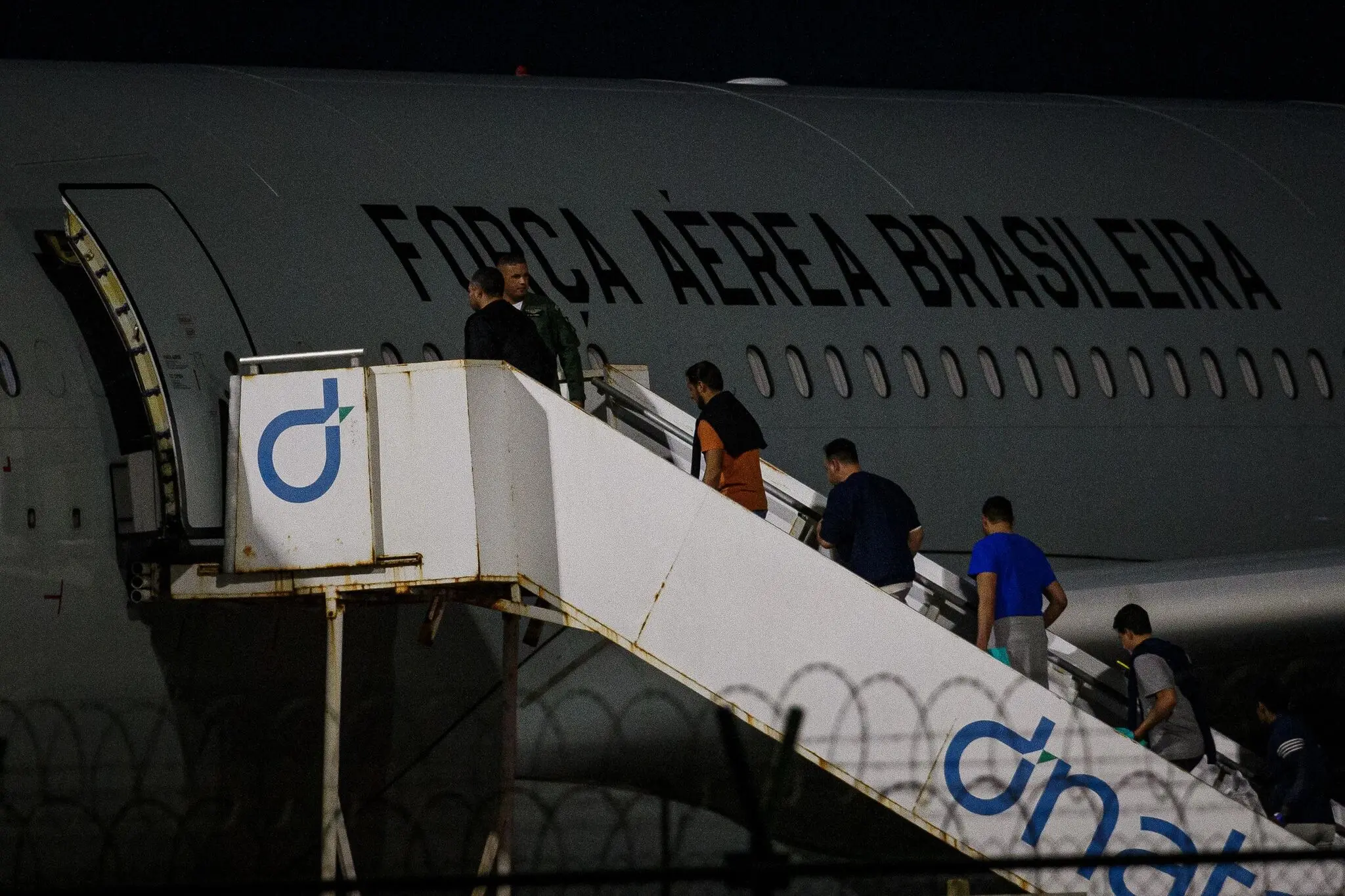 Passageiros embarcam em voo