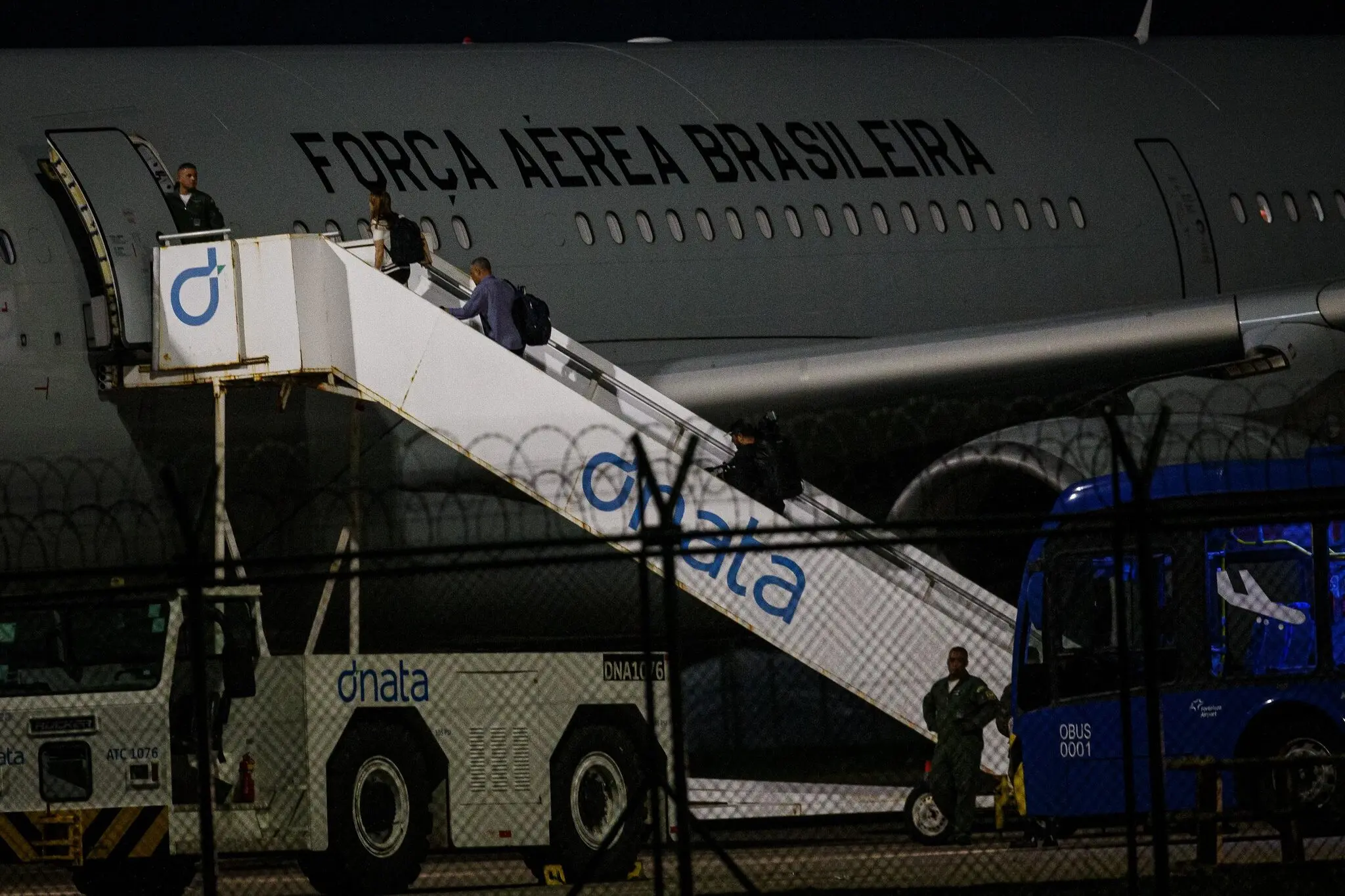 Pessoas embarcam em avião da FAB