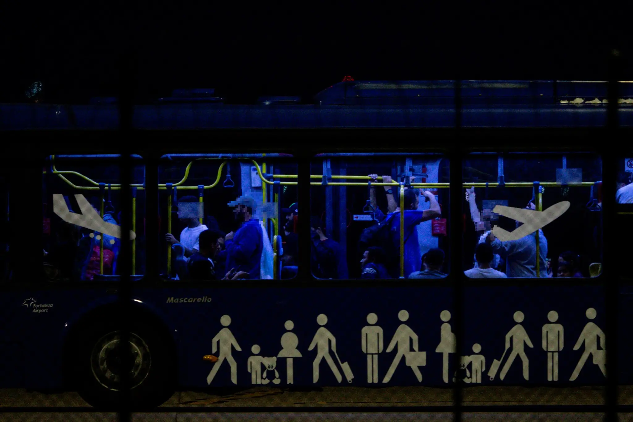 brasileiros deportados dos EUA em ônibus do aeroporto