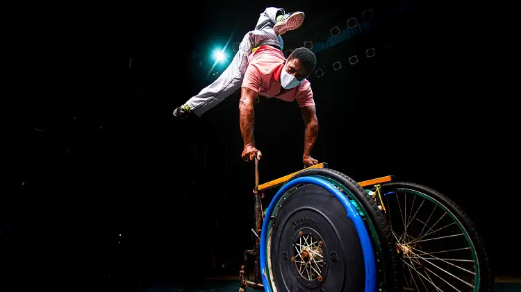 Eduardo Show da Vida apresenta performance baseada na própria trajetória como artista de rua