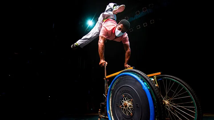 Eduardo Show da Vida apresenta performance baseada na própria trajetória como artista de rua