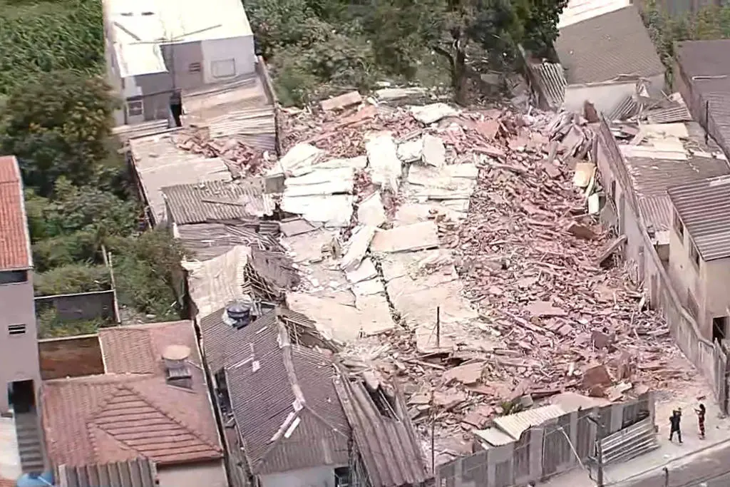 Destroços do prédio em construção que desabou na zona norte de São Paulo