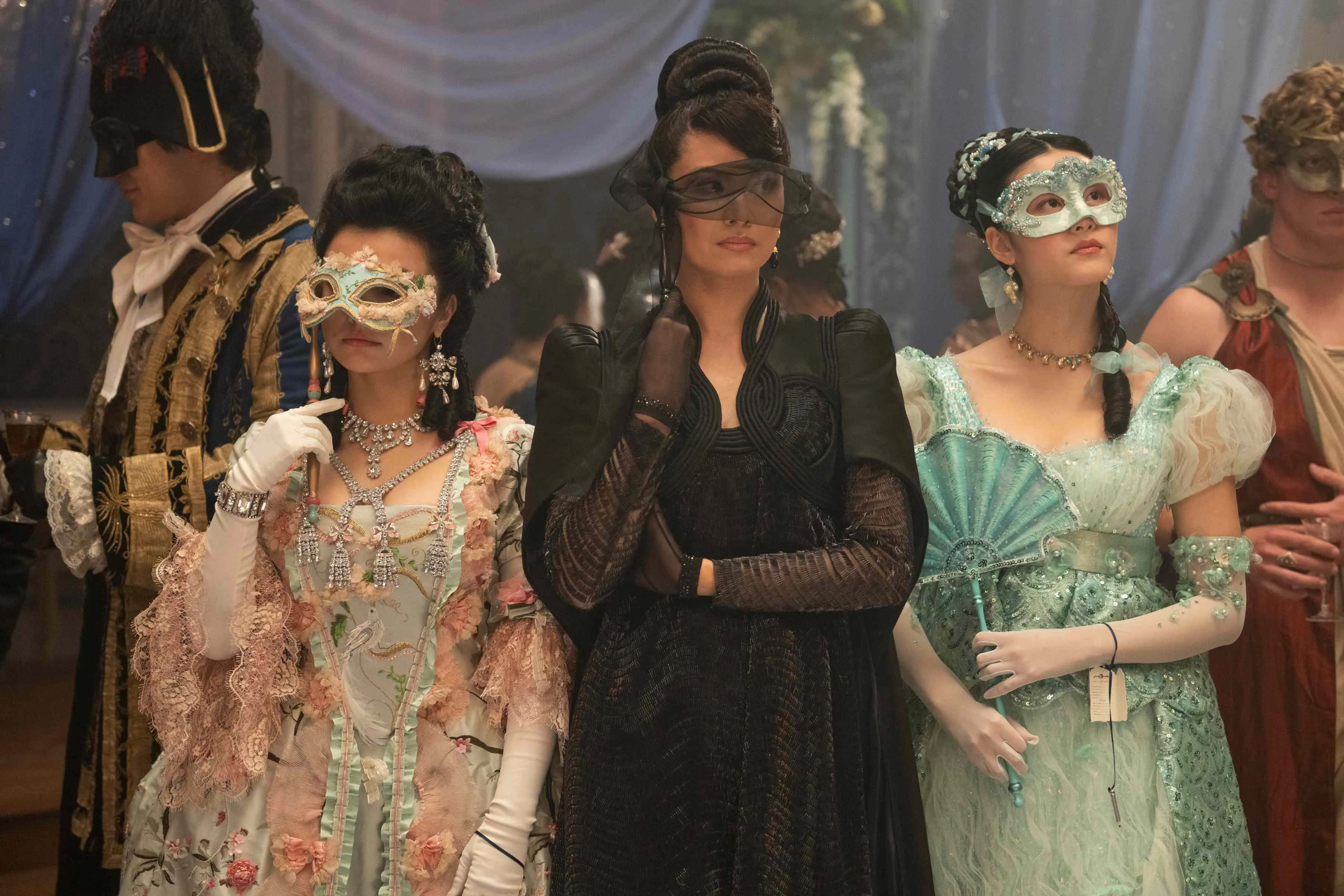 Cena do baile de máscaras acontece no primeiro episódio da série