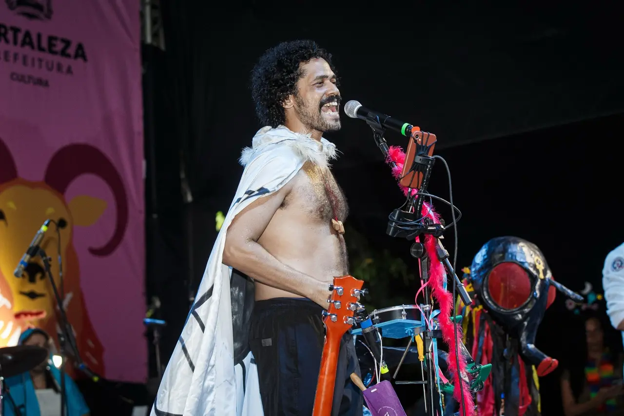 Zéis, vocalista do bloco, durante show no polo do Benfica