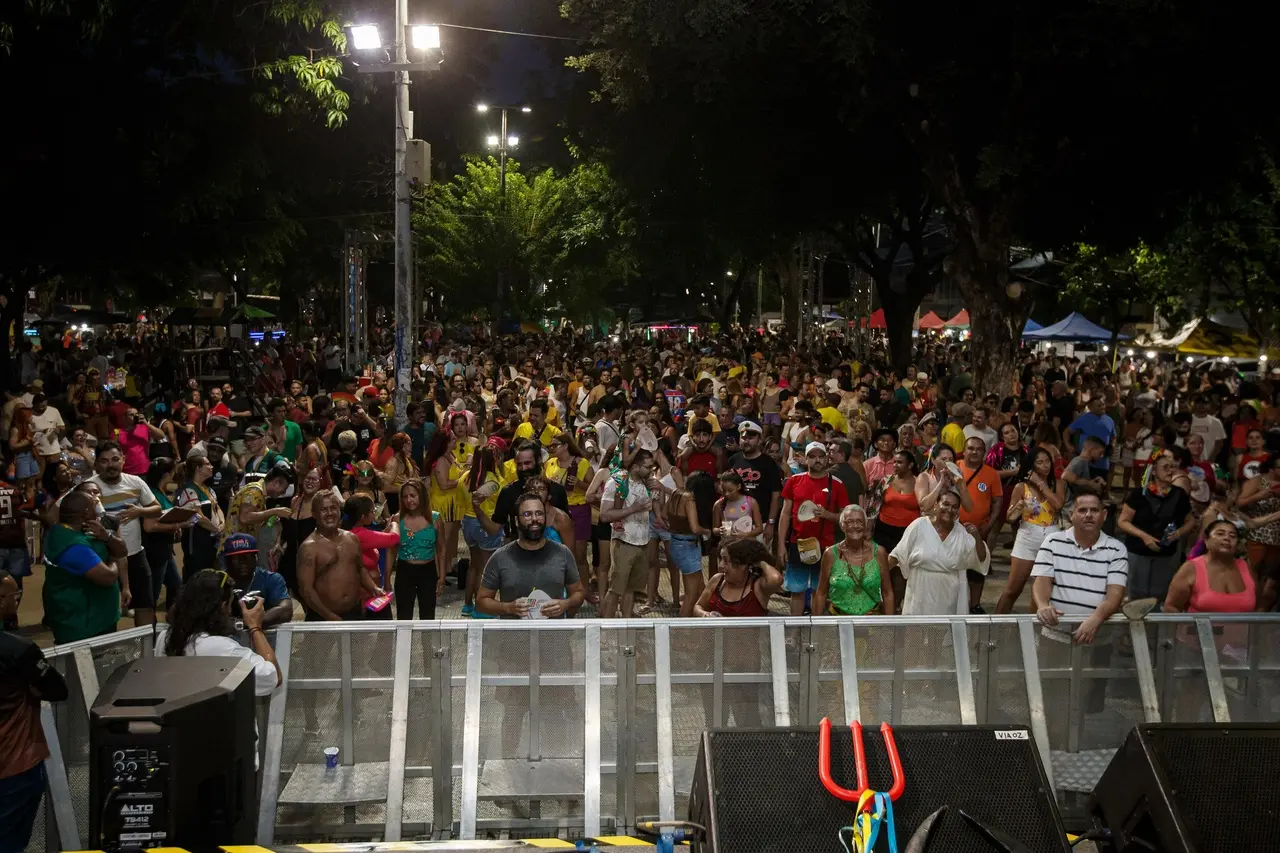 Público do Benfica prestigiou as atrações DJ Adrian Brasil, bloco Como Raul Já Dizia e a cantora Loren Lyse na programação deste sábado (15)