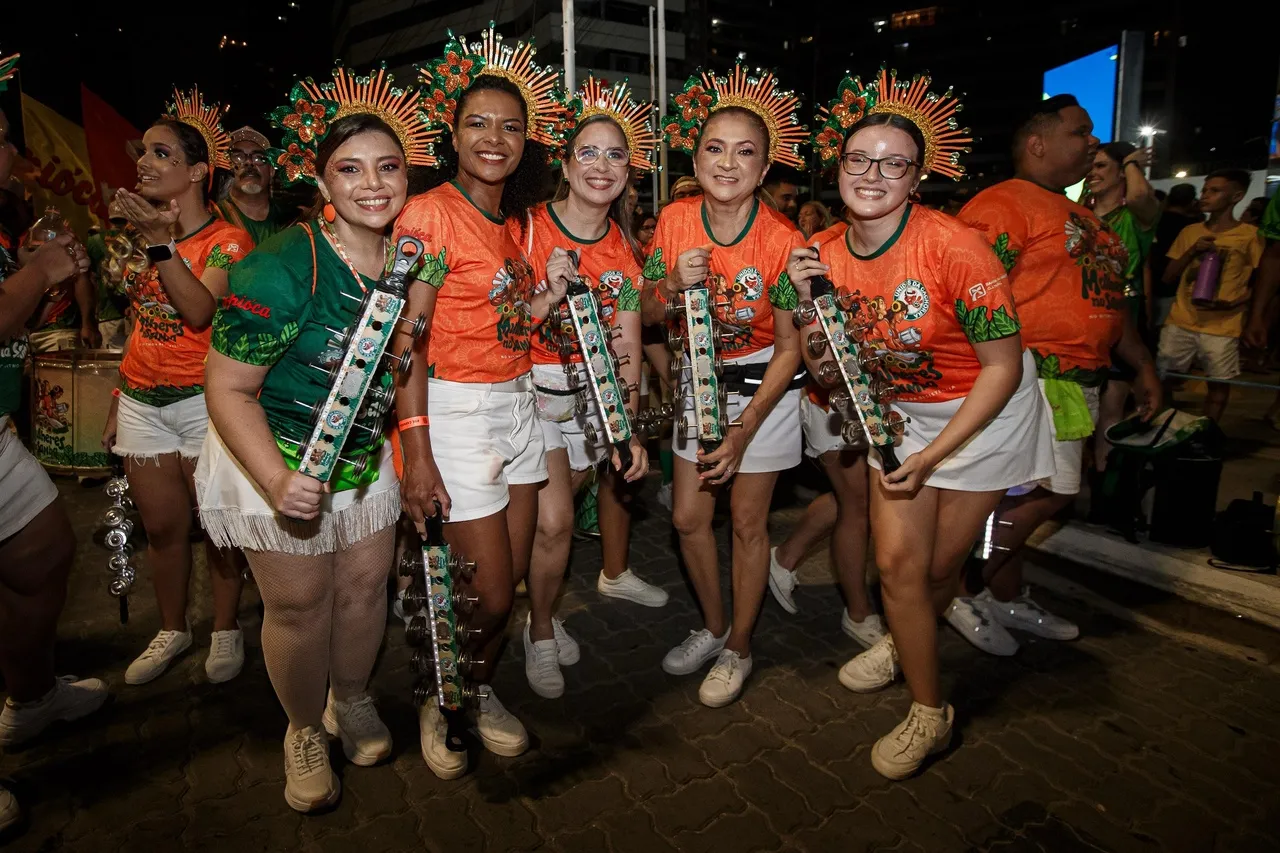 Bloco Unidos da Cachorra comanda cortejo das baterias de samba