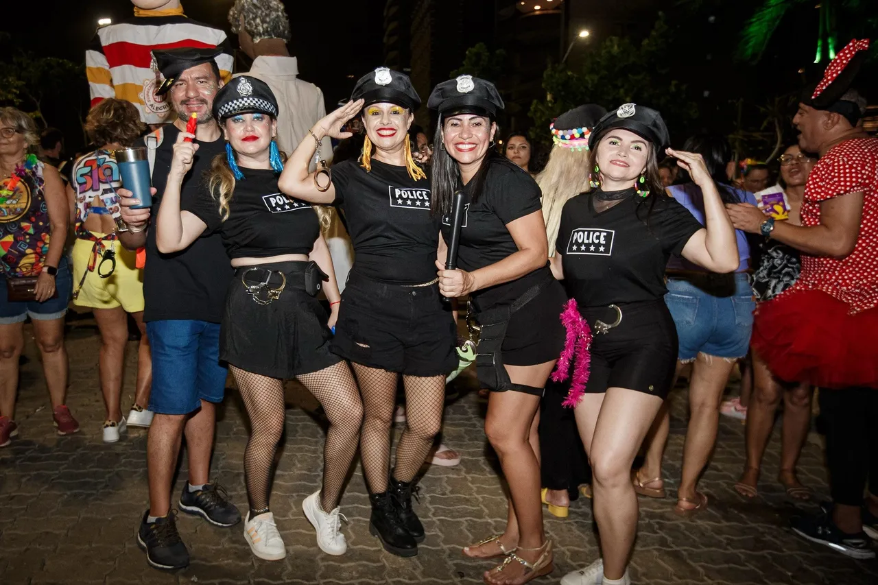 Foliões aproveitam sábado de festa na Praia de Iracema