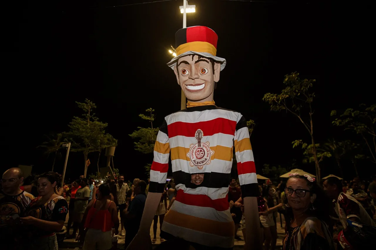 Tradicional cortejo das baterias de samba foi responsável por abrir a tarde de festa