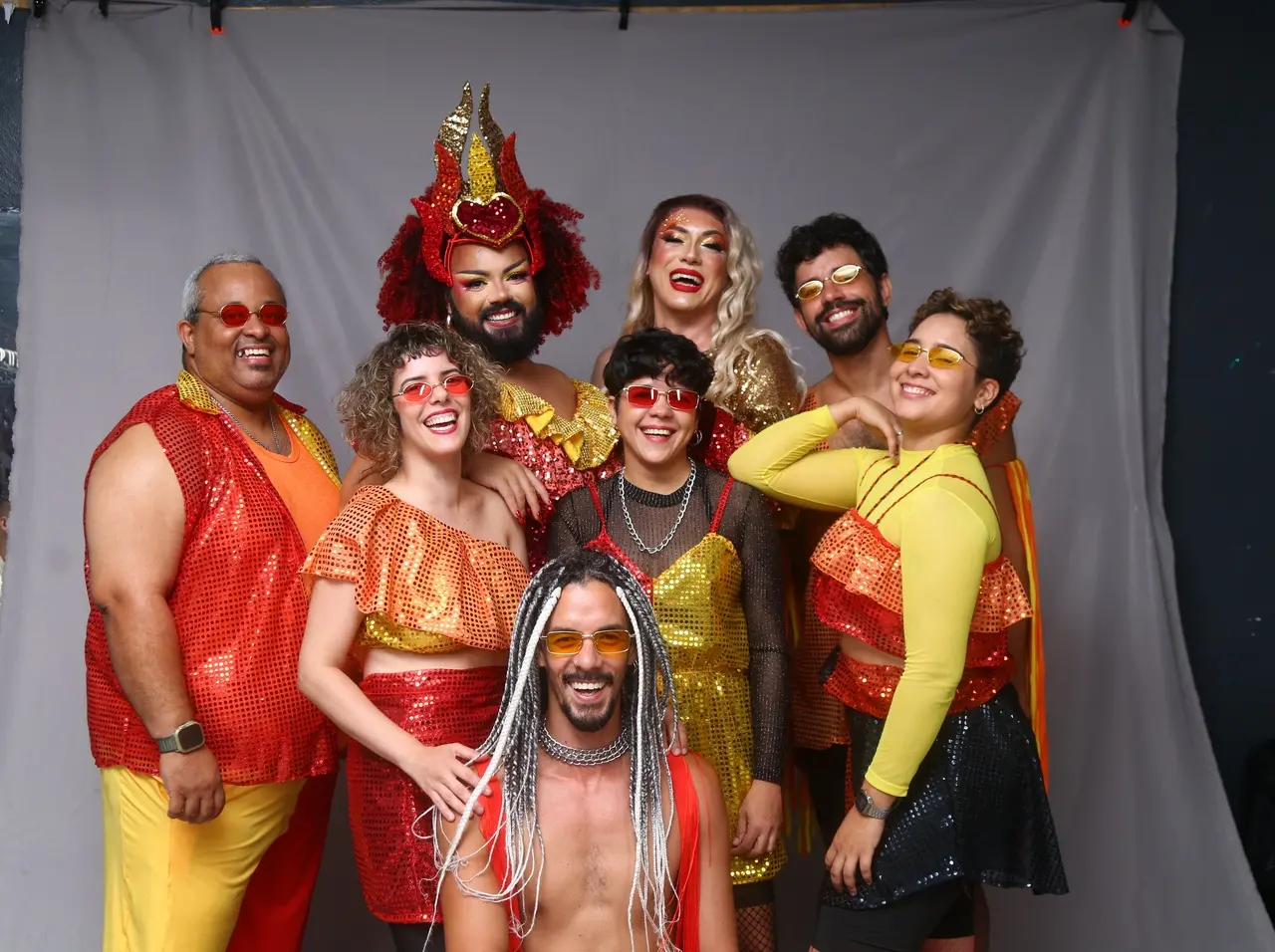 Cris Rodrigues assina o figurino do ano do Bloco Mambembe, que aposta em cores quentes e elementos como franjas, babados e paetês