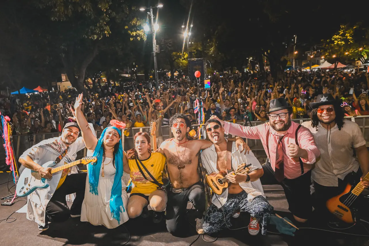 No bloco Como Raul Já Dizia, cada integrante da banda assume a identidade de um personagem famoso das músicas de Raul Seixas, como Ave Maria da Rua, Cowboy Fora-da-lei e Maluco Beleza, por exemplo