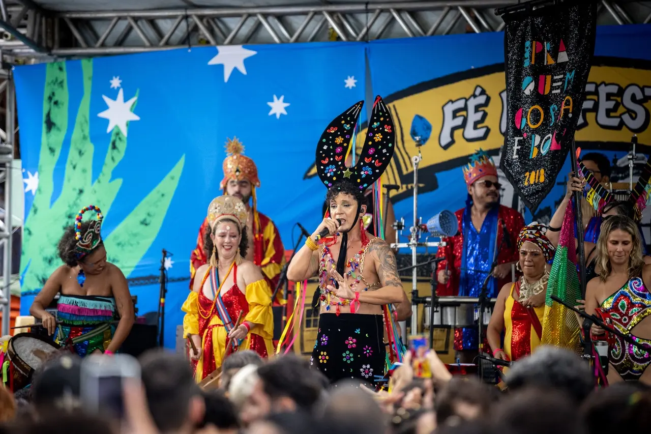 Figurinos do Pra Quem Gosta É Bom em 2025, assinados pelo designer Zé Filho, se inspiram em festas tradicionais do Nordeste