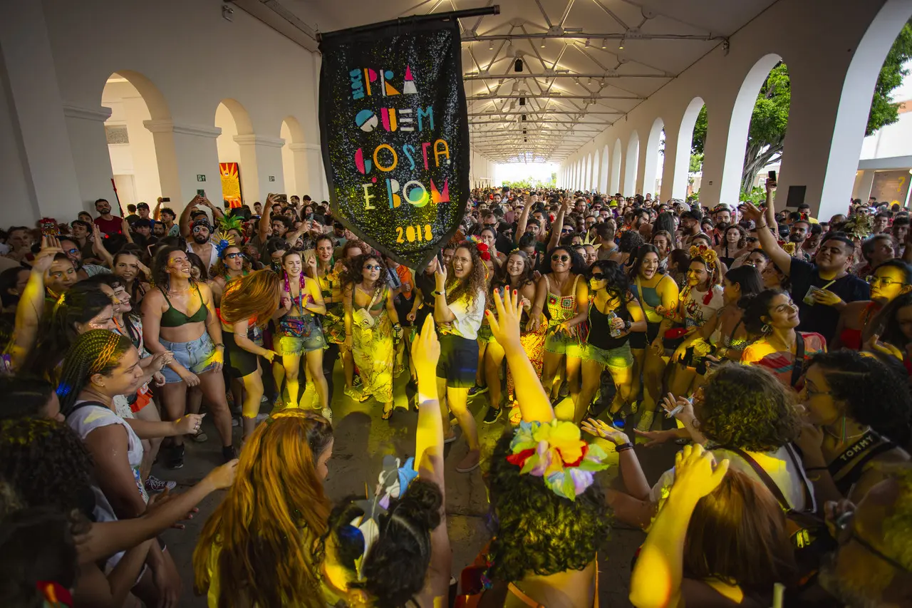 Blocos se tornam não somente inspiração, mas espaços seguros para os foliões se expressarem também nas roupas