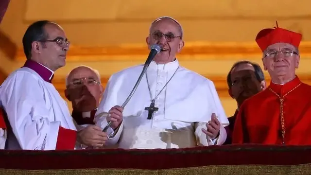 Papa Francisco em 2013 na sacada da Basílica de São Pedro para saudar os fiéis, quando assumiu o papado