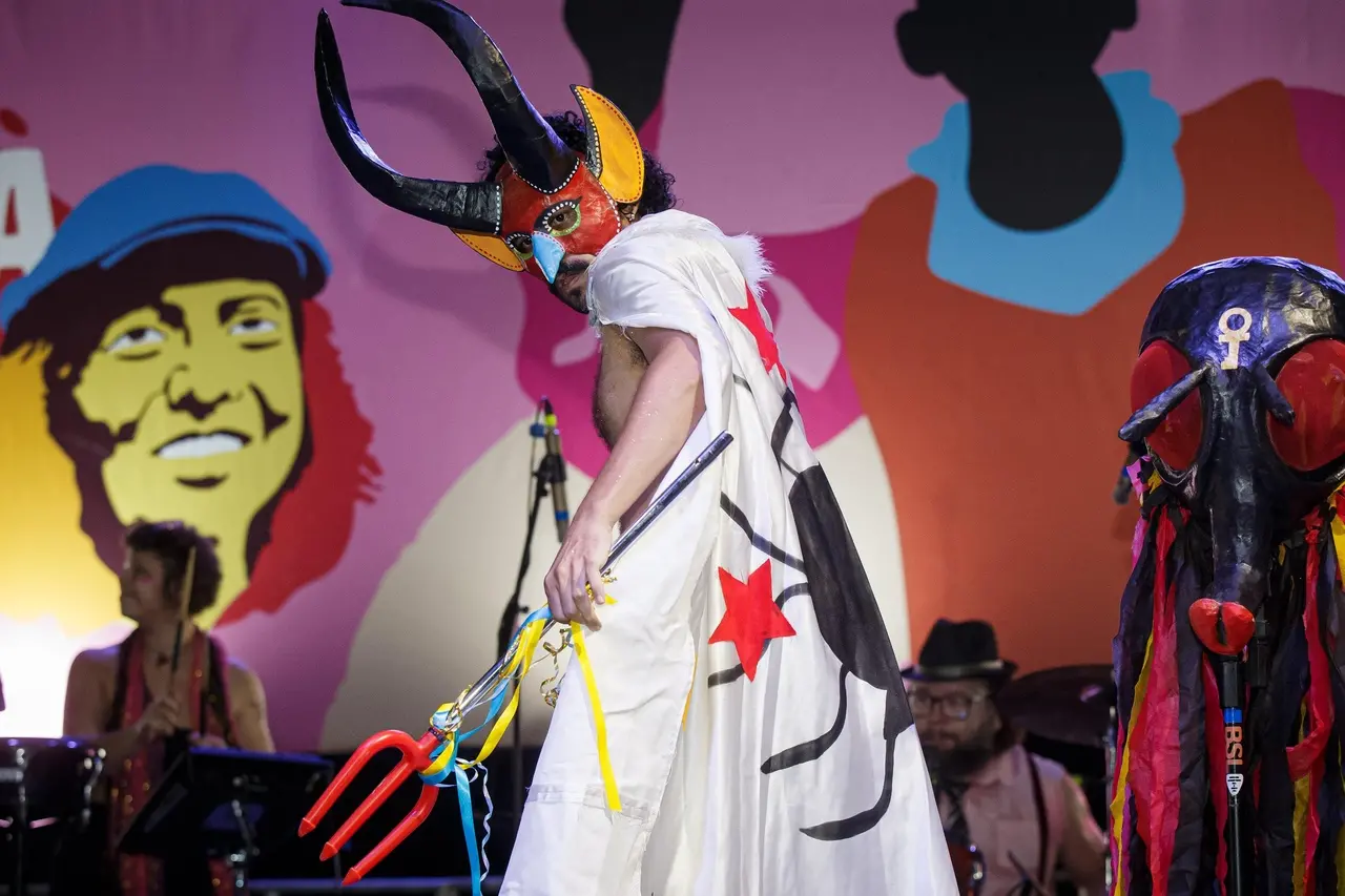 Máscaras, capa e adereços compõem os figurinos usados pelo bloco Como Raul Já Dizia