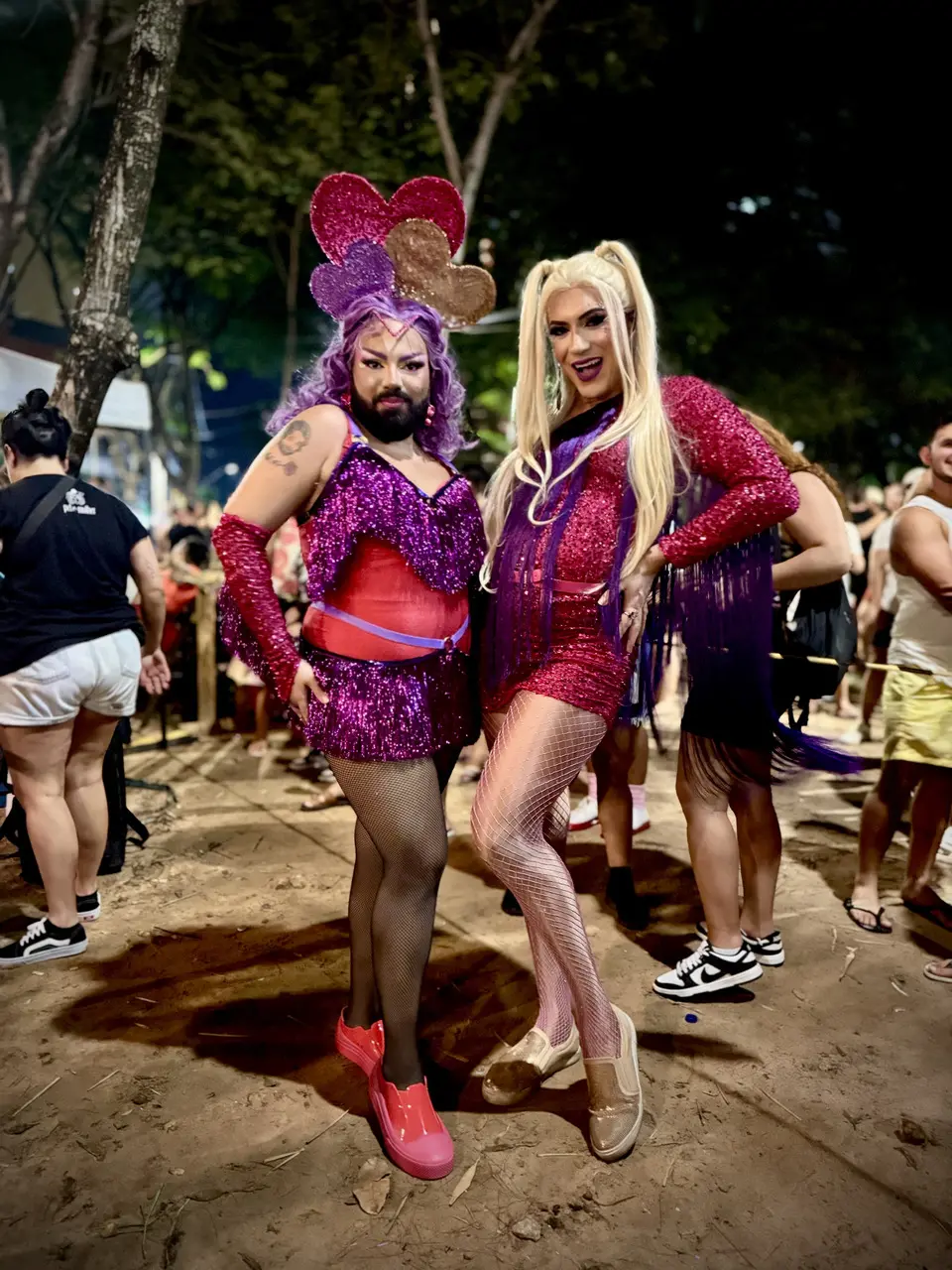 Mulher Barbada e Deydianne Piaf comandam o Bloco Mambembe; estética drag é expandida para figurinos da banda que acompanha as vocalistas