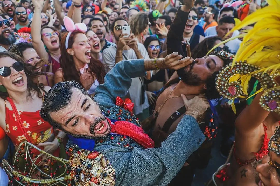 Cortejos do Iracema Bode Beat contam com representações de figuras históricas importantes do Ceará, como o poeta Mário Gomes (à esquerda) e o Bode Ioiô (à direita), vividos respectivamente por Murillo Ramos e Evan Teixeira