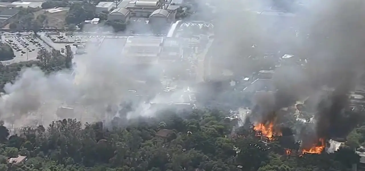 Reprodução de imagens da GloboNews que mostram incêndio nos Estúdios Globo
