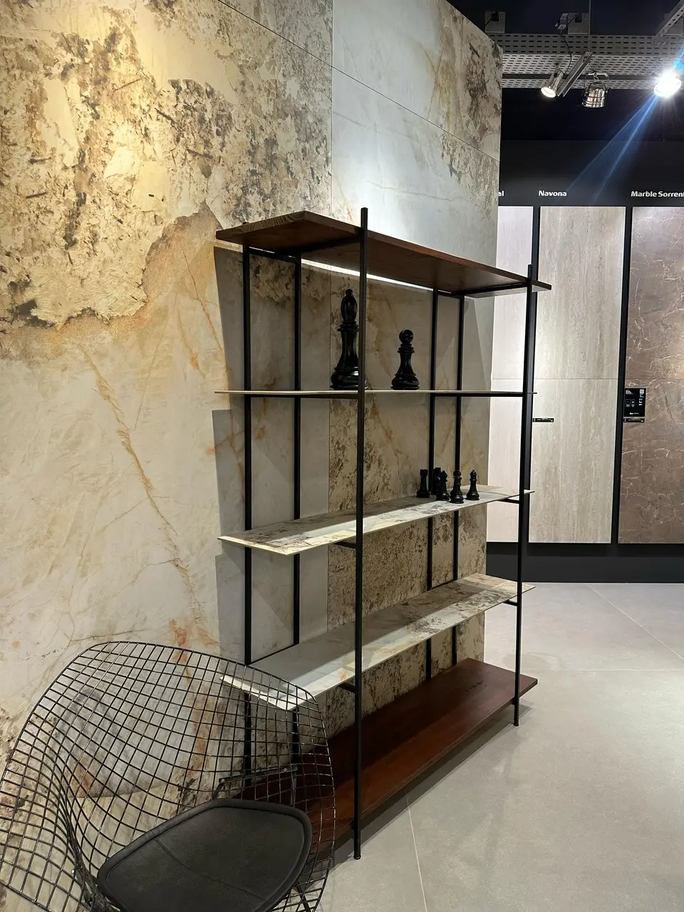 Porcelanato marmorizado em parede e como prateleiras em estante