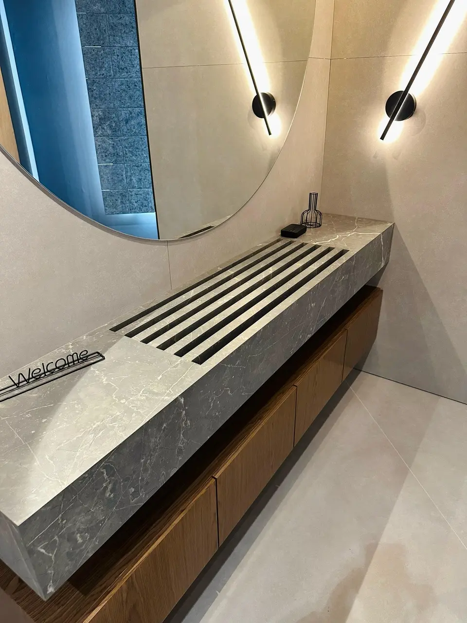 Olhando assim você certamente diria que essa peça é uma pedra, mas é porcelanato filetado. Lindo!