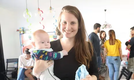 Shiri Biba com o filho Kfir