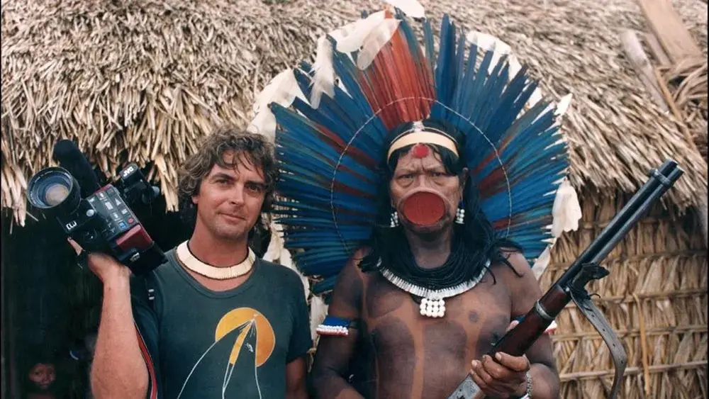 O diretor belga Jean-Pierre Dutilleux e o líder indígena Raoni durante as gravações do documentário 