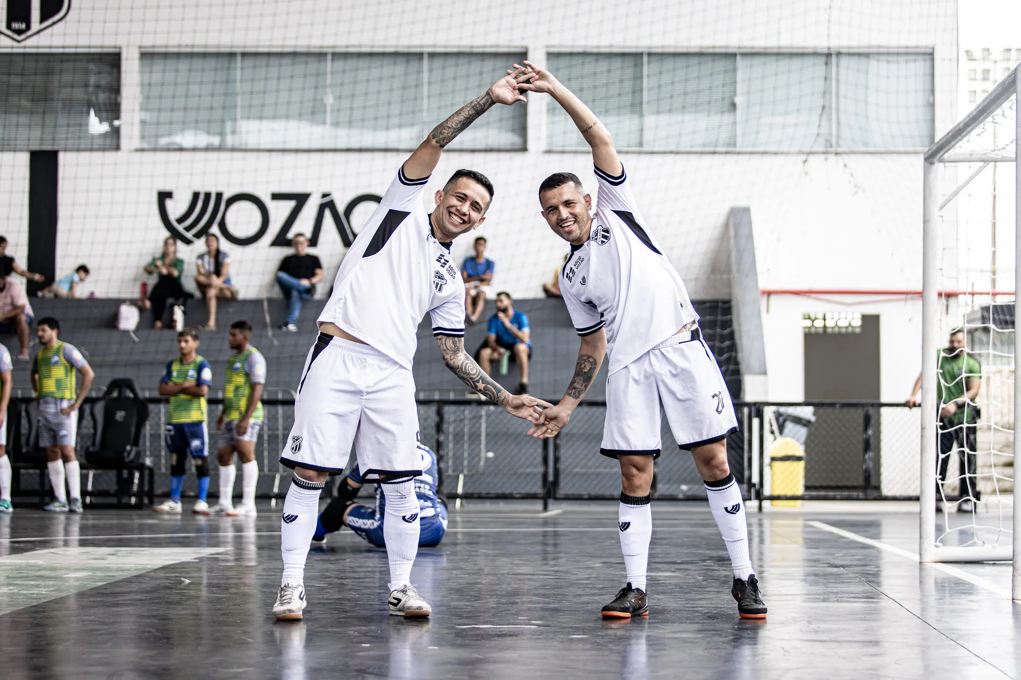 Foto de dois jogadores do Ceará futsal comemorando