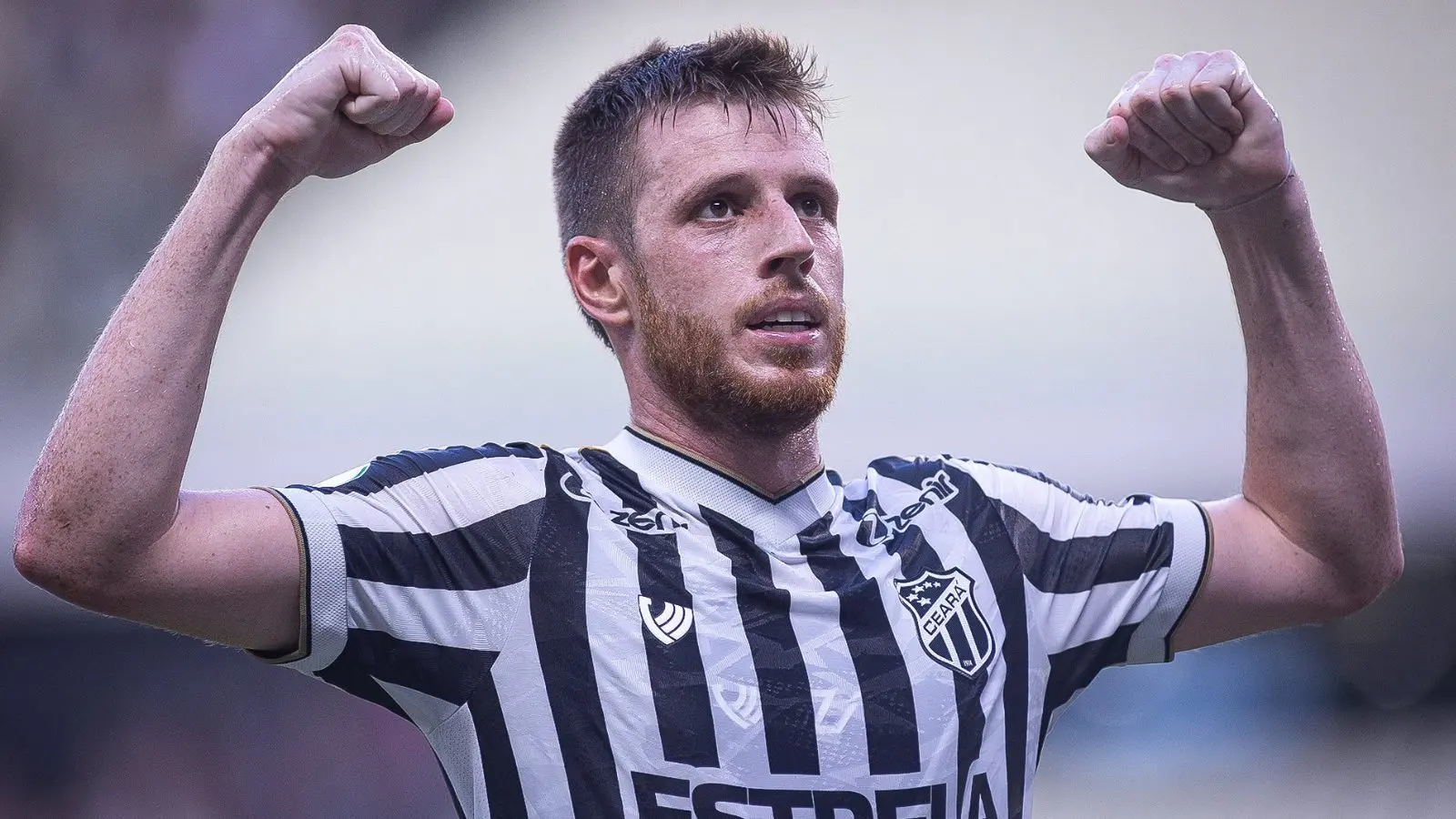 Aylon comemora gol pelo Ceará