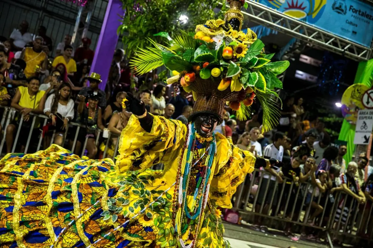 Tradicionais desfiles da av. Domingos Olímpio destaca expressões como o maracatu; na foto, registro de desfile da agremiação Vozes da África em 2024