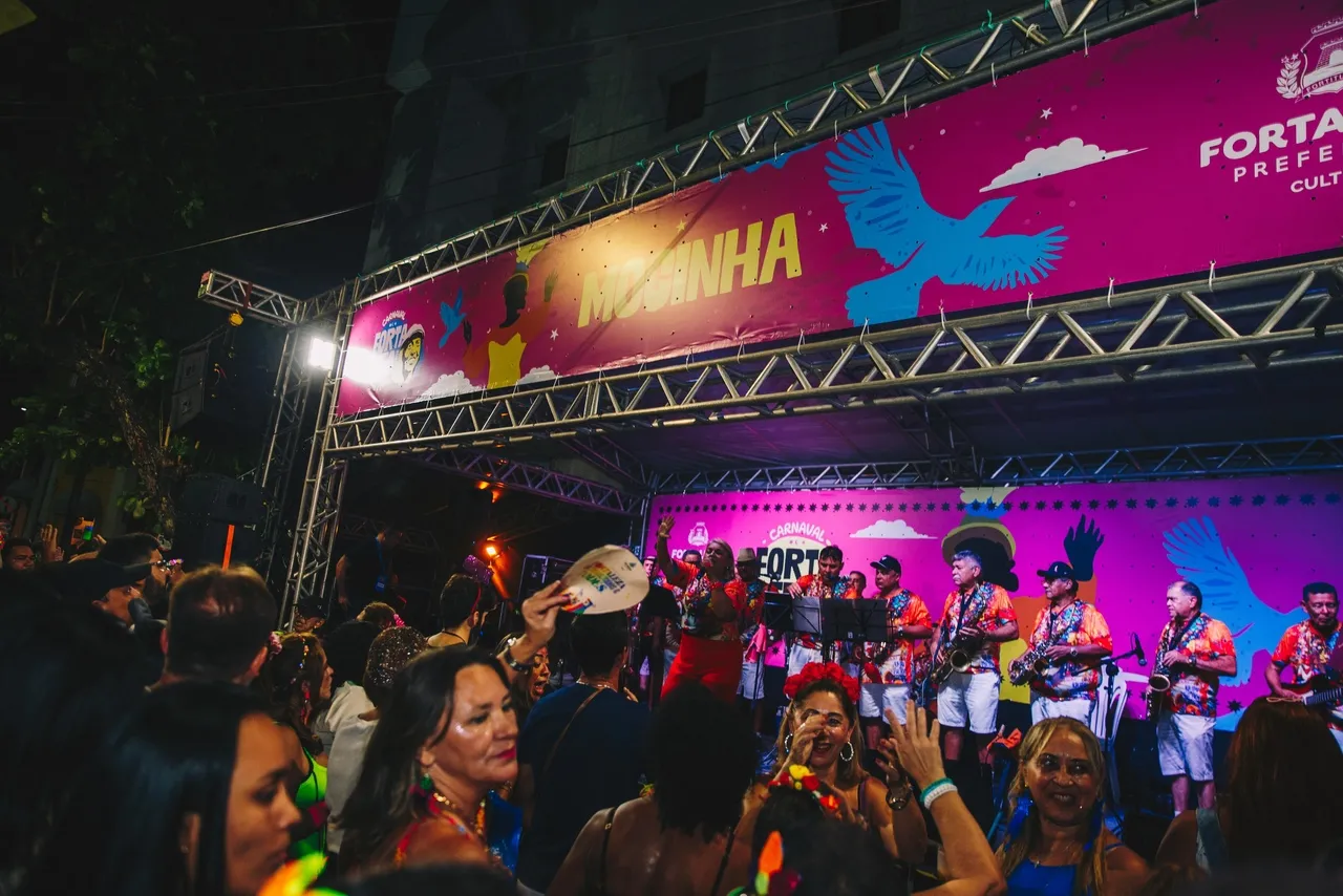 Na Mocinha, bloco Num Ispaia Sinão Ienche comanda a festa nos quatro dias de Carnaval em Fortaleza