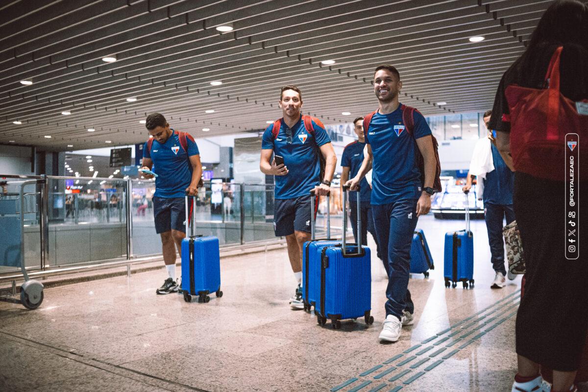 Foto da delegação do Fortaleza embarcando rumo a Joinville na última segunda-feira (24)