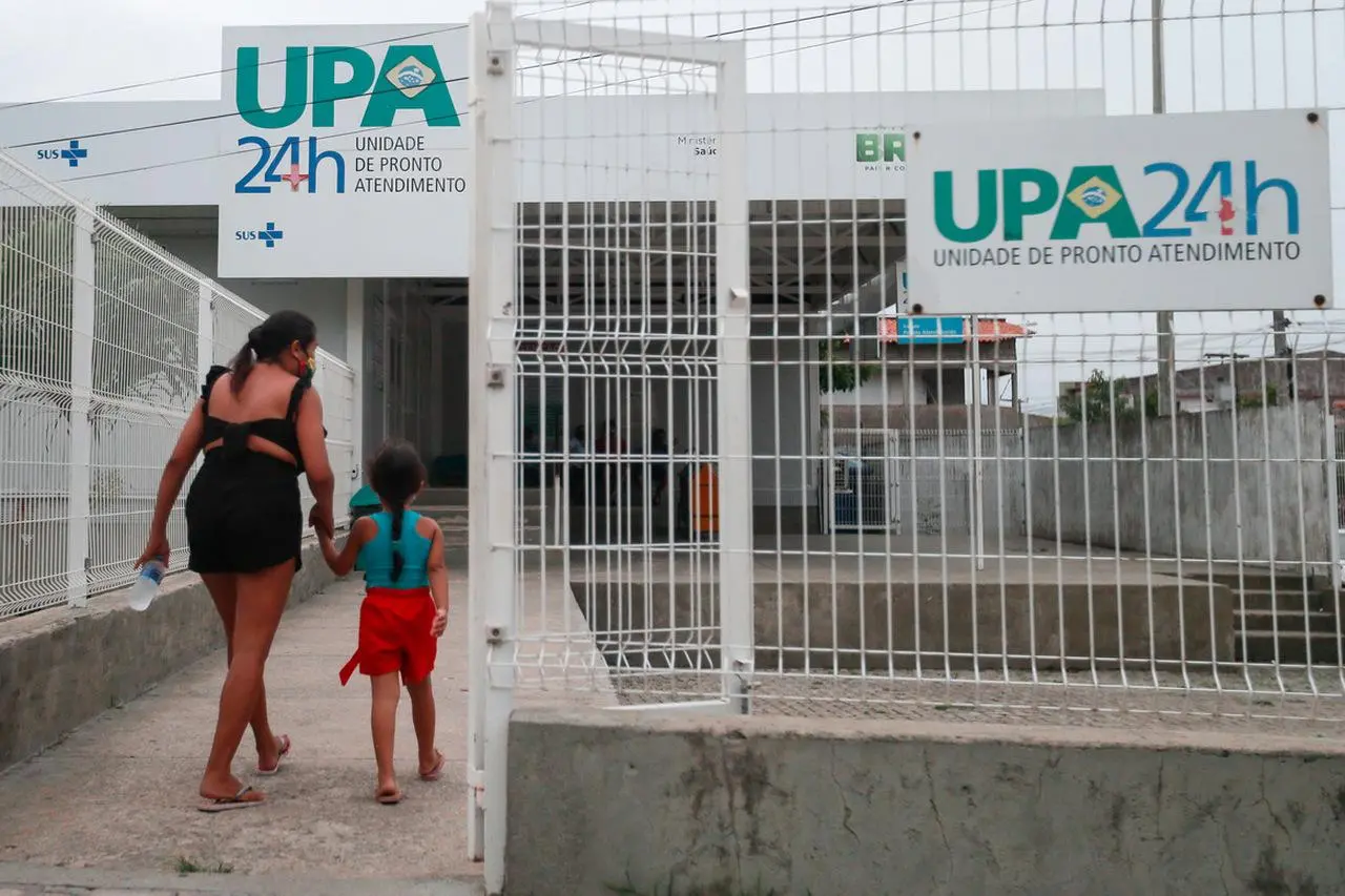 Mulher e criança entram na UPA em Fortaleza