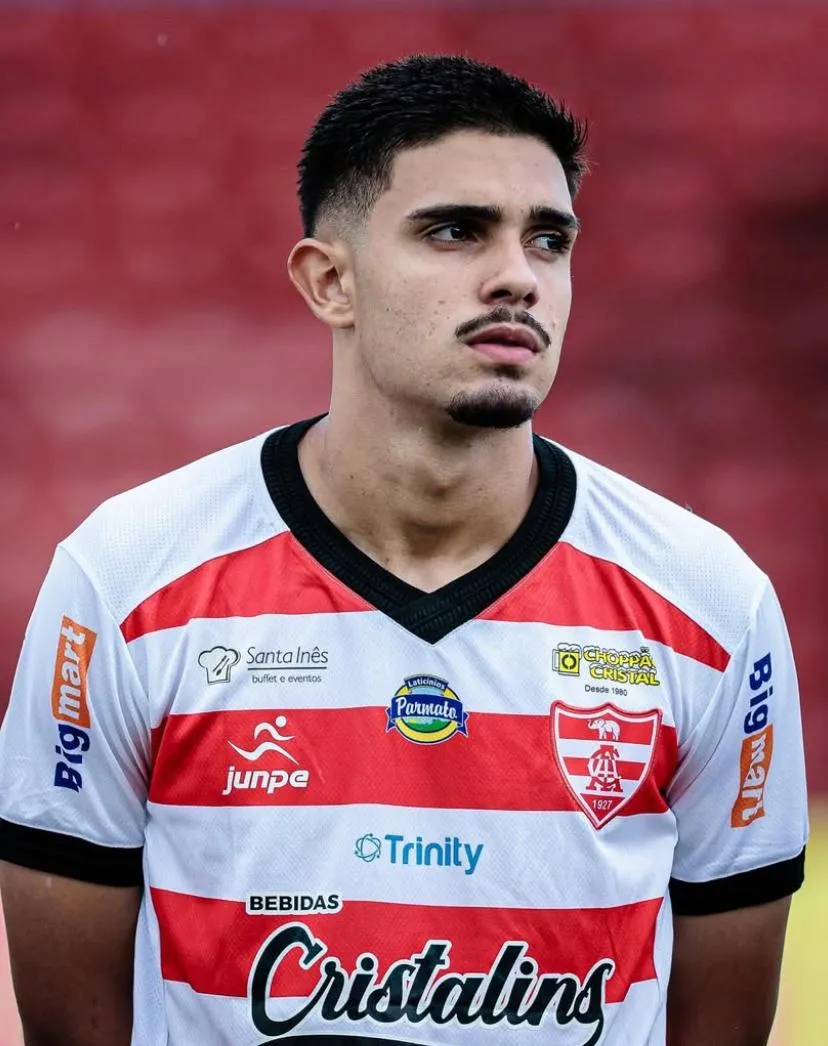 Henrique Cerri é um centroavante canhoto que fez quase toda a sua base no Goiás e jogou a última Copinha pela Linense/SP